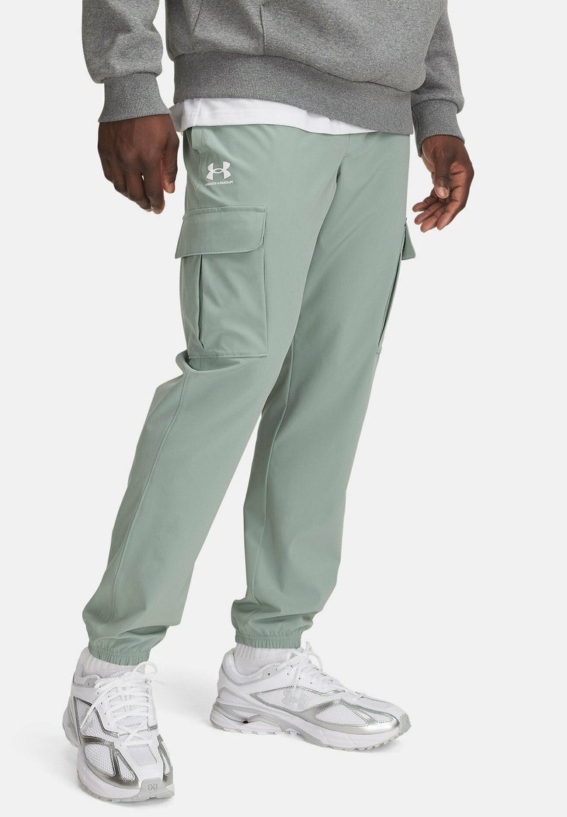 Under Armour - VIBE WOVEN - Trousers - silica green, Enlarge