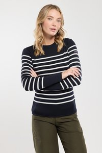 Granatowy sweter w paski z białymi poziomymi paskami. Gładka struktura, okrągły dekolt i długie rękawy, z małym logo na ramieniu.