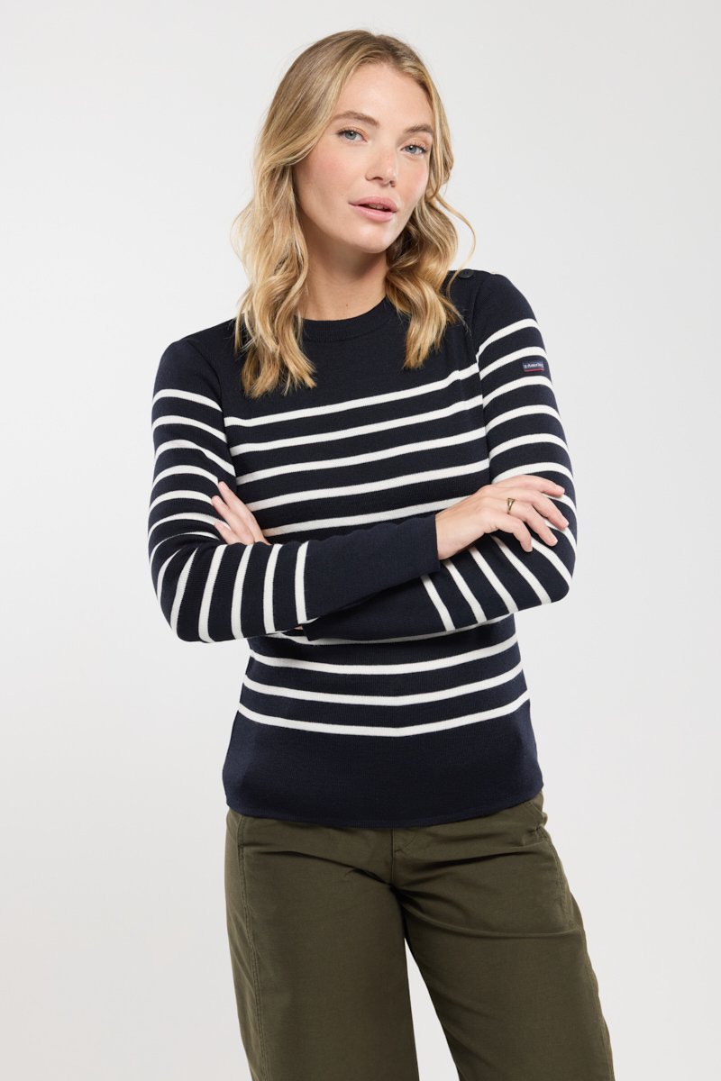 Granatowy sweter w paski z białymi poziomymi paskami. Gładka struktura, okrągły dekolt i długie rękawy, z małym logo na ramieniu.
