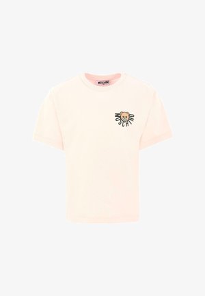 Lichtroze katoenen t-shirt met korte mouwen, voorzien van een berenafbeelding en "MOSCHINO"-tekst op de linkerborst. Ronde halslijn.