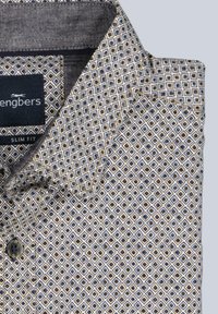 Gefaltetes Slim-Fit-Hemd mit beige, marineblauen und braunen geometrischen Rautenmustern sowie einem dunklen Innenkragen.
