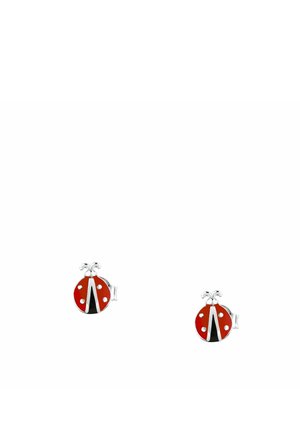 Piccoli orecchini a perno in argento a forma di coccinelle rosse con dettagli neri e bianchi e quattro piccoli puntini bianchi su ogni ala.
