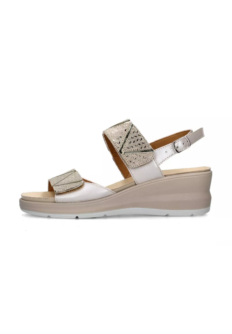 Sandali con zeppa con una base beige, cinturini metallici oro e argento, fibbia regolabile alla caviglia, punta aperta e design testurizzato sui cinturini.