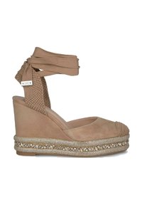 Beige suède wedge espadrille met gevlochten neusstuk, textuur enkelband en versierde jute platform met metalen accenten.