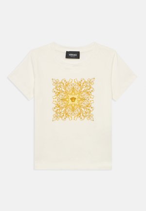 Weißes T-Shirt mit einem zentralen, goldfarbenen, dekorativen Muster, kurzen Ärmeln und Rundhalsausschnitt. Das Etikett trägt die Aufschrift "Versace".