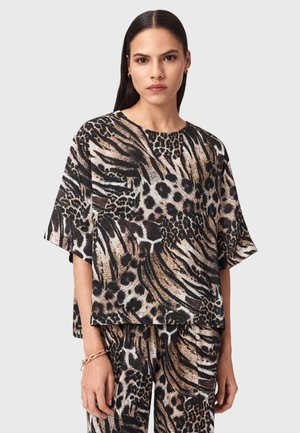 Top a maniche corte in tessuto morbido e leggero, con una vestibilità ampia, caratterizzato da un motivo animalier in nero, marrone e crema. Il tessuto appare liscio con una leggera lucentezza.