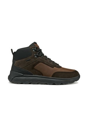Brązowe półwysokie buty trekkingowe z zamszu i materiałów syntetycznych, z teksturowanym wykończeniem, czarną gumową podeszwą i sznurowanym fasonem.