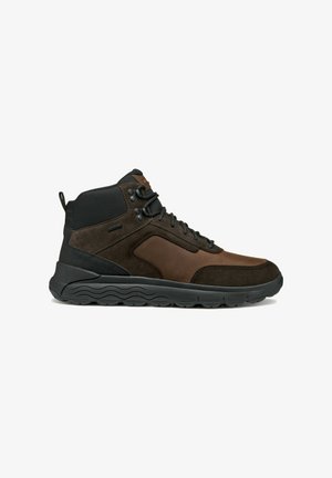 Botas de senderismo marrones de medio caña, con materiales de ante y sintéticos, que presentan un acabado texturizado, suela de goma negra y diseño de cordones.
