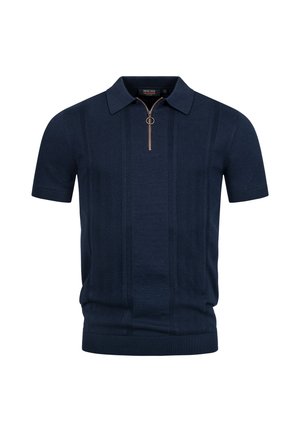 Marineblå kortärmad stickad polo med vertikala texturerade ränder och en guldfärgad dragkedja med cirkulär dragring vid kragen.