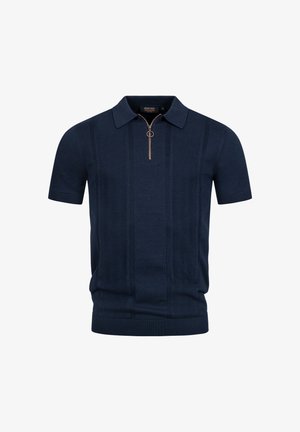 Marineblå kortärmad stickad polo med vertikala texturerade ränder och en guldfärgad dragkedja med cirkulär dragring vid kragen.