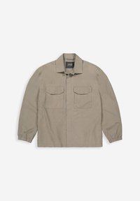 Lichtbruin langetermijn jacket met twee voorste klepzakken, elastische mouwen en een omgeslagen kraag, plat gelegd op een witte achtergrond.