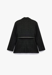 Zwarte textuur blazer met een verborgen riem, op maat gemaakte vorm, geknipt kraag, knoopmanchetten en een geruit patroon. Achteraanzicht.