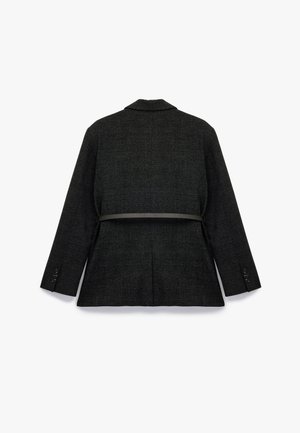 Zwarte textuur blazer met een verborgen riem, op maat gemaakte vorm, geknipt kraag, knoopmanchetten en een geruit patroon. Achteraanzicht.