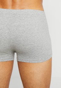 Grijze katoenen boxershorts met een snug fit, zachte textuur en elastische tailleband, met een eenvoudig ontwerp en zonder zichtbare patronen of hardware.