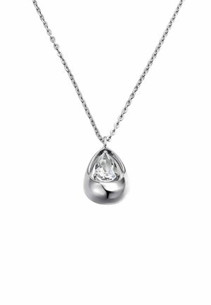 Collar de cadena de plata con un colgante en forma de lágrima que presenta una gema transparente y facetada dentro de un marco metálico pulido.