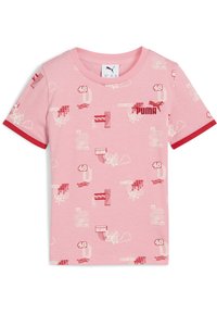 Rozā kokvilnas t-krekls ar sarkaniem akcentiem, apaļu kaklu un atkārtotu grafisko rakstu, kas ietver logotipus un skaitļus, tostarp "PUMA".