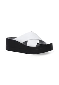 Weiße Riemensandale mit Kreuzriemen und schwarzem Keilsohle. Glattes Synthetikmaterial, ergonomisches Design, leichter Bogen für Komfort, minimalistischer Stil.