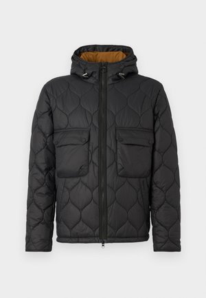 Veste matelassée noire avec capuche, dotée de deux poches avant, d'une fermeture éclair et d'une doublure intérieure orange contrastante.