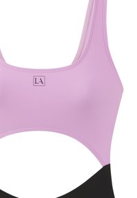 Sportbh met een lichtroze bovenstuk en een zwarte onderkant. Gemaakt van een gladde stof met een logo-label aan de voorkant.