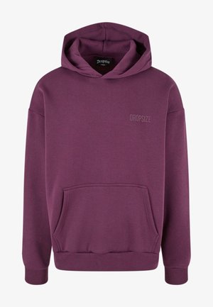 Vijolična kapuča s sprednjo žepom, rebrastimi manšeti in robom, z majhnim odtisnjenim logotipom "DROPSIZE" na prsih. Narejena iz mehkega materiala.
