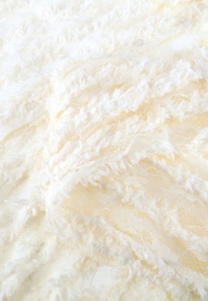 Crèmewit gestructureerd kantstof met bloemmotieven en verhoogde, pluizige geweven details die een zachte, ingewikkelde textuur creëren.