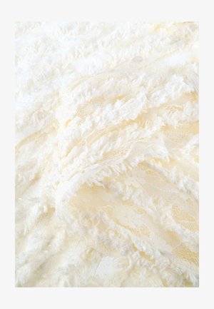 Crèmewit gestructureerd kantstof met bloemmotieven en verhoogde, pluizige geweven details die een zachte, ingewikkelde textuur creëren.