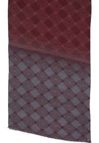 Sciarpa intrecciata in bordeaux e grigio con un motivo geometrico a diamante. Presenta una consistenza morbida e bordi frangiati per un tocco di dettaglio.