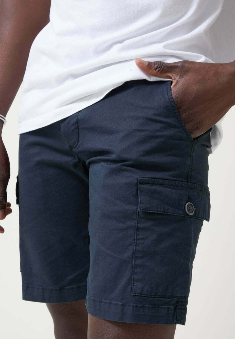 Pantalones cortos cargo azul marino fabricados con una mezcla de algodón, que cuentan con bolsillos laterales, cierre de botón y un ajuste relajado.