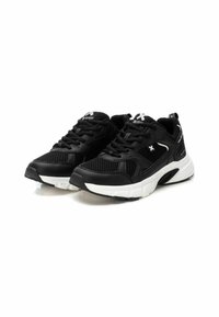 Zapatos deportivos negros con parte superior de malla y acentos sintéticos. Cuenta con una entresuela blanca, suela de goma texturizada y collar acolchado.