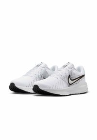 Baskets de sport blanches avec une tige en maille respirante, semelle en caoutchouc noir et logo swoosh sur le côté. Dotées d'un amorti léger.