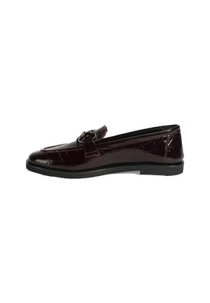 Bordeaux patenten leren loafers met een gevarieerde krokodillenpatroon, een ronde neus en een decoratieve gesp-accent op de bovenkant.
