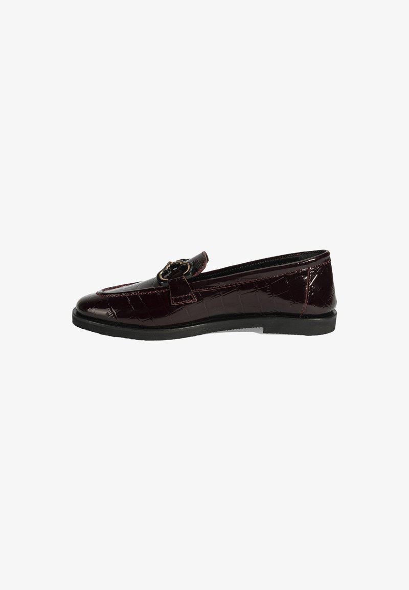 Bordeaux patenten leren loafers met een gevarieerde krokodillenpatroon, een ronde neus en een decoratieve gesp-accent op de bovenkant.
