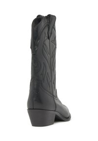 Botas de vaquero de cuero negro con punta afilada, altura hasta la pantorrilla, costuras decorativas y un tacón ligeramente curvado.