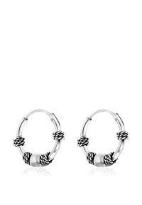 Silberne Creolen mit glatter Oberfläche, schwarz gedrehten Drahtakzenten und einem zentralen sphärischen Detail. Runde Form mit polierten Kanten.