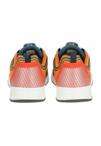 Sportschuhe mit orangefarbenen und grünen Netzelementen, marineblauem Futter und einer weißen Sohle. Mit einer Schlaufe an der Ferse für ein einfaches Anziehen.