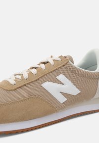 New Balance Baskets basses - tan