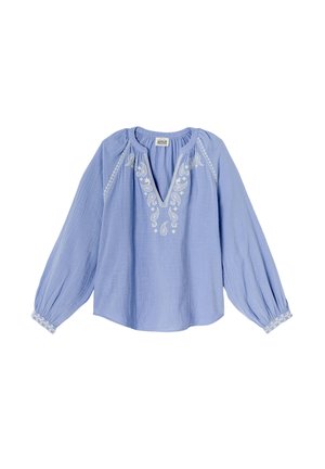 Blouse à manches longues bleu clair en tissu texturé, ornée d'une broderie florale blanche au niveau du col et des poignets, avec une coupe décontractée et un col en V.