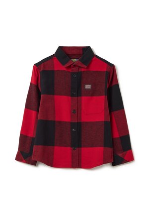 Camisa de franela a cuadros rojos y negros con cuello puntiagudo, botones en el frente, bolsillo en el pecho y mangas largas. La tela parece suave con un acabado texturizado.