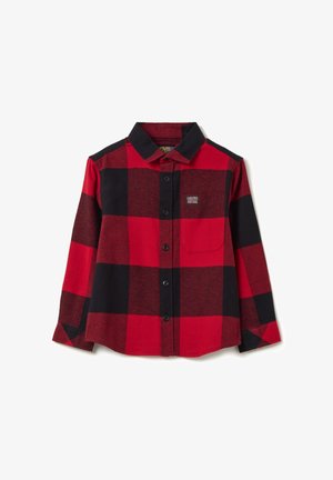 Camisa de franela a cuadros rojos y negros con cuello puntiagudo, botones en el frente, bolsillo en el pecho y mangas largas. La tela parece suave con un acabado texturizado.