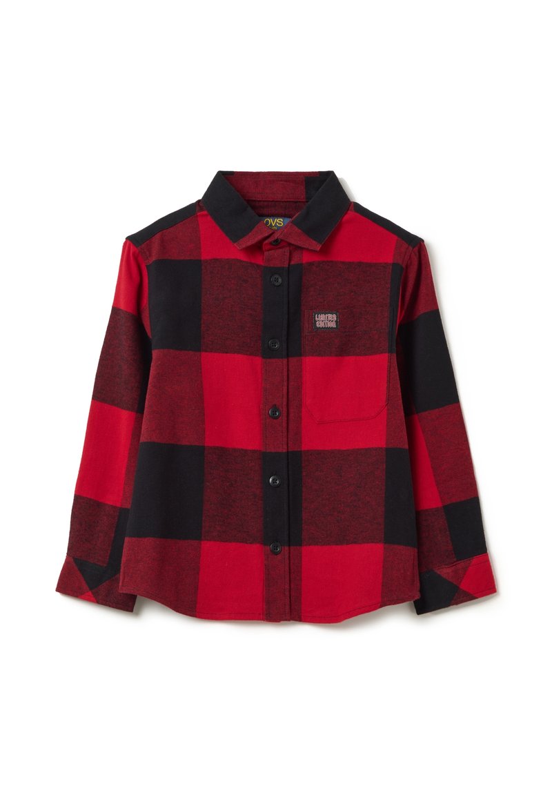 Rood en zwart geruite flanellen shirt met een puntkraag, knoopsluiting aan de voorkant, borstzak en lange mouwen. De stof lijkt zacht met een gestructureerde afwerking.