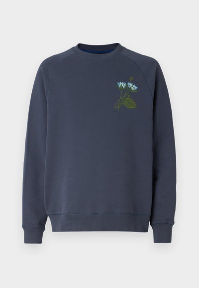 Mørkeblå hettegenser, blanding av bomull, ribbestrikkede mansjetter og nederkant, med broderi av lys blå blomster og grønne blader på venstre bryst.