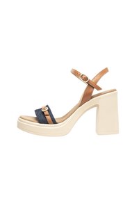 Sandalo con tacco alto e plateau beige, fascia in tessuto blu denim e cinturino alla caviglia in pelle marrone. Presenta un dettaglio a fibbia sul cinturino.