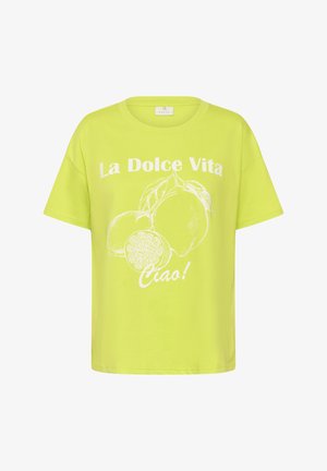 Tricou galben-verde cu imprimeu alb de lămâi și textul „La Dolce Vita” și „Ciao!” pe partea din față.