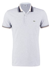 Szary polo wykonane z mieszanki bawełny, z prążkowanym kołnierzykiem w granatowe i beżowe paski oraz małym zielonym logo krokodyla na piersi.