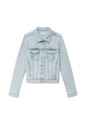Lichtblauwe denim jas met knoopsluiting aan de voorkant, twee klepzakken op de borst en lange mouwen, plat gelegd op een witte achtergrond.