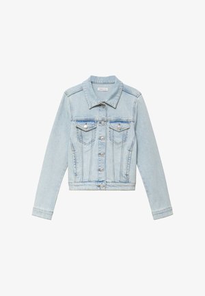 Lichtblauwe denim jas met knoopsluiting aan de voorkant, twee klepzakken op de borst en lange mouwen, plat gelegd op een witte achtergrond.