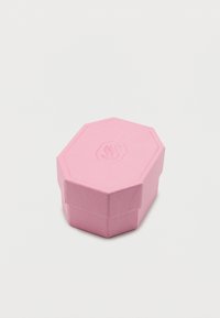 Ροζ οκταγωνικό κουτί κοσμημάτων με υφή και ανάγλυφο λογότυπο κύκνου στο καπάκι, σε απλό λευκό φόντο.