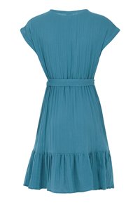 Teal jurk met een ontspannen pasvorm, korte mouwen, tiered ruffle zoom en een stoffen riem. Gemaakt van lichtgewicht, gestructureerd materiaal.