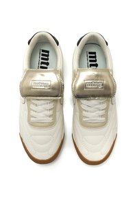 Weiße und beige Sneaker mit einem metallisch goldenen Riemen, oberer Teil aus strukturiertem Leder, Schnürverschluss und Gummisohle. Markenlogo auf dem Riemen.