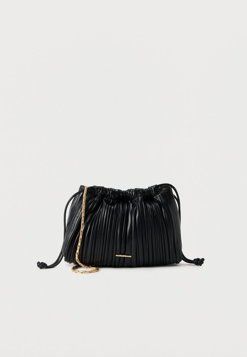 Fekete, pliszírozott bőr húzózsinóros kézitáska arany láncpánttal és egy kis vízszintes arany díszítéssel elöl.